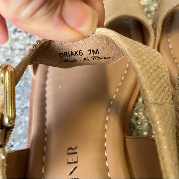 EUC Donald Pliner Dria T-Strap Tan and Gold Sandal (7) - Picture 4 of 12